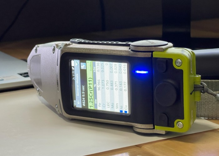 Handheld gas detector with lit digital display